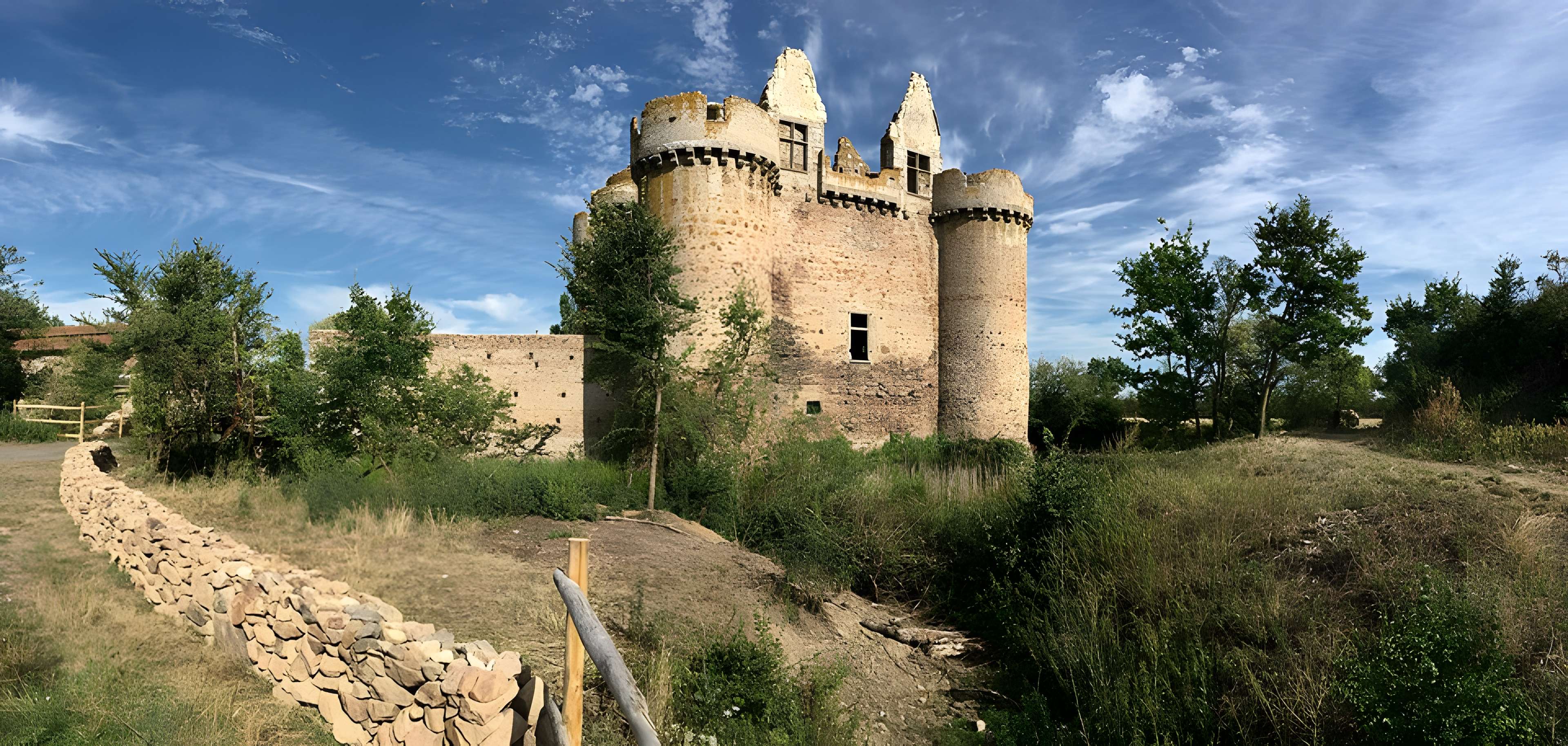 Ruines du château de l'Ebaupinay ou de Baupinay