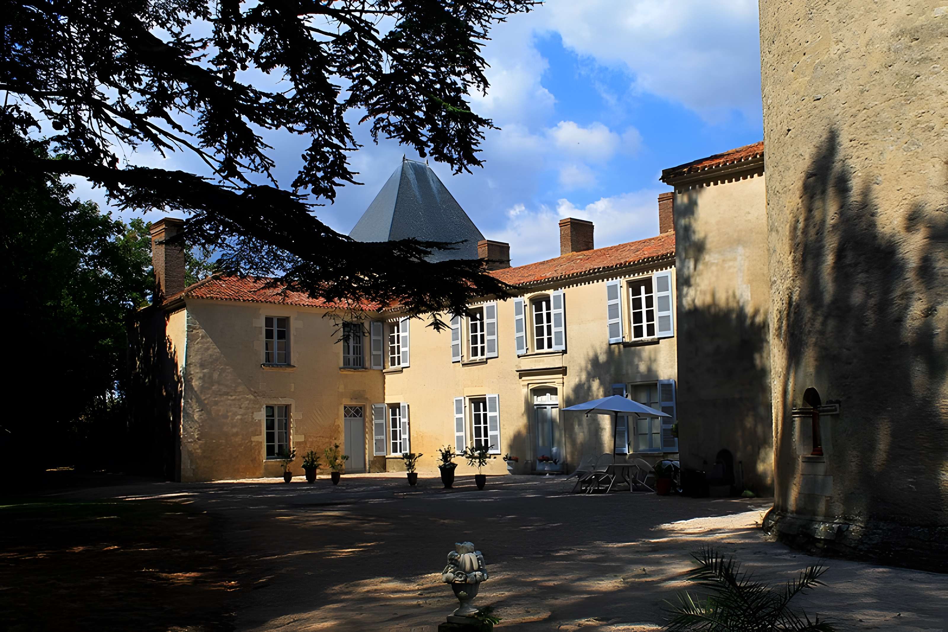 Château et le parc de Bessay