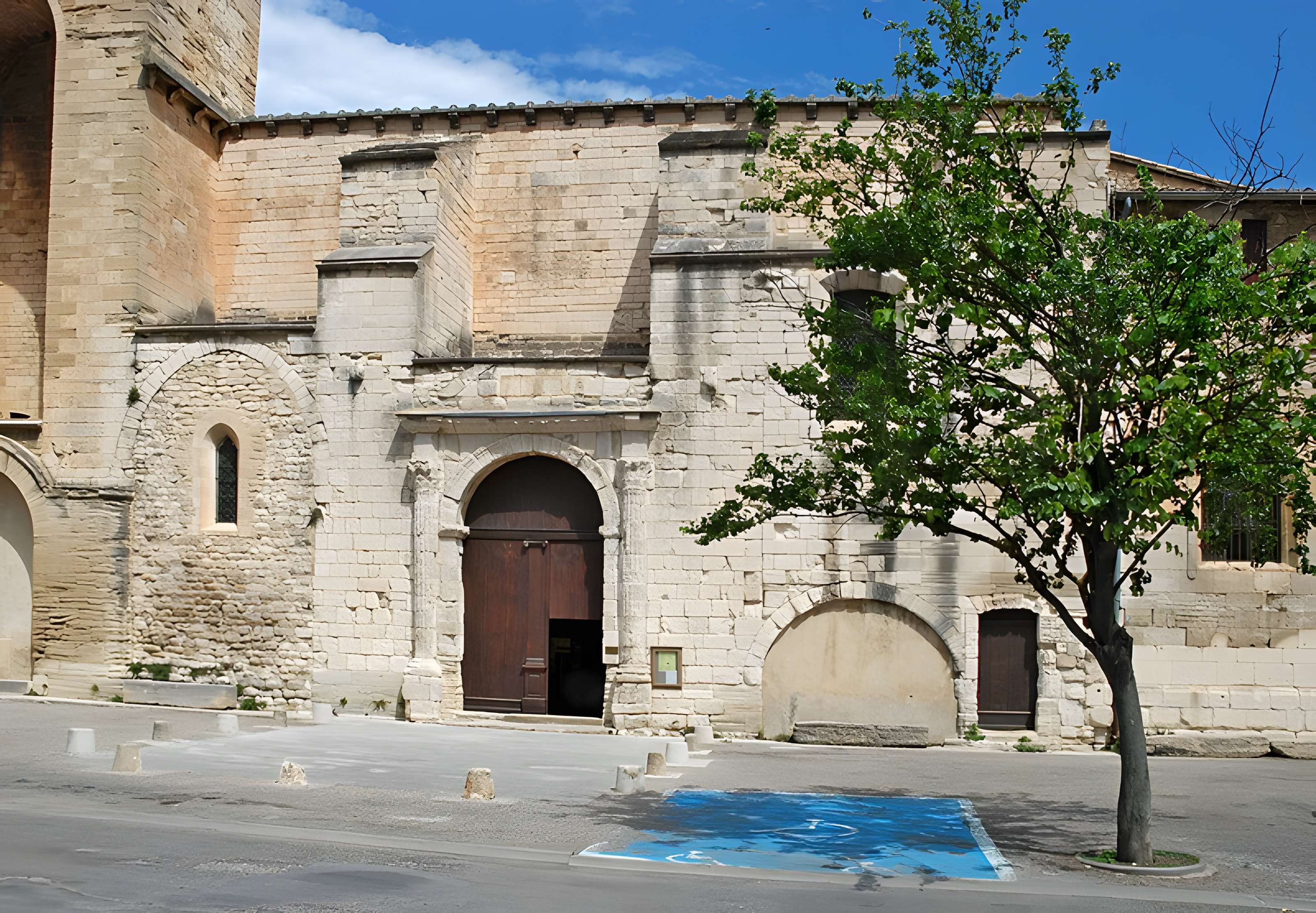 Église Notre-Dame-de-Nazareth de Pernes-les-Fontaines 