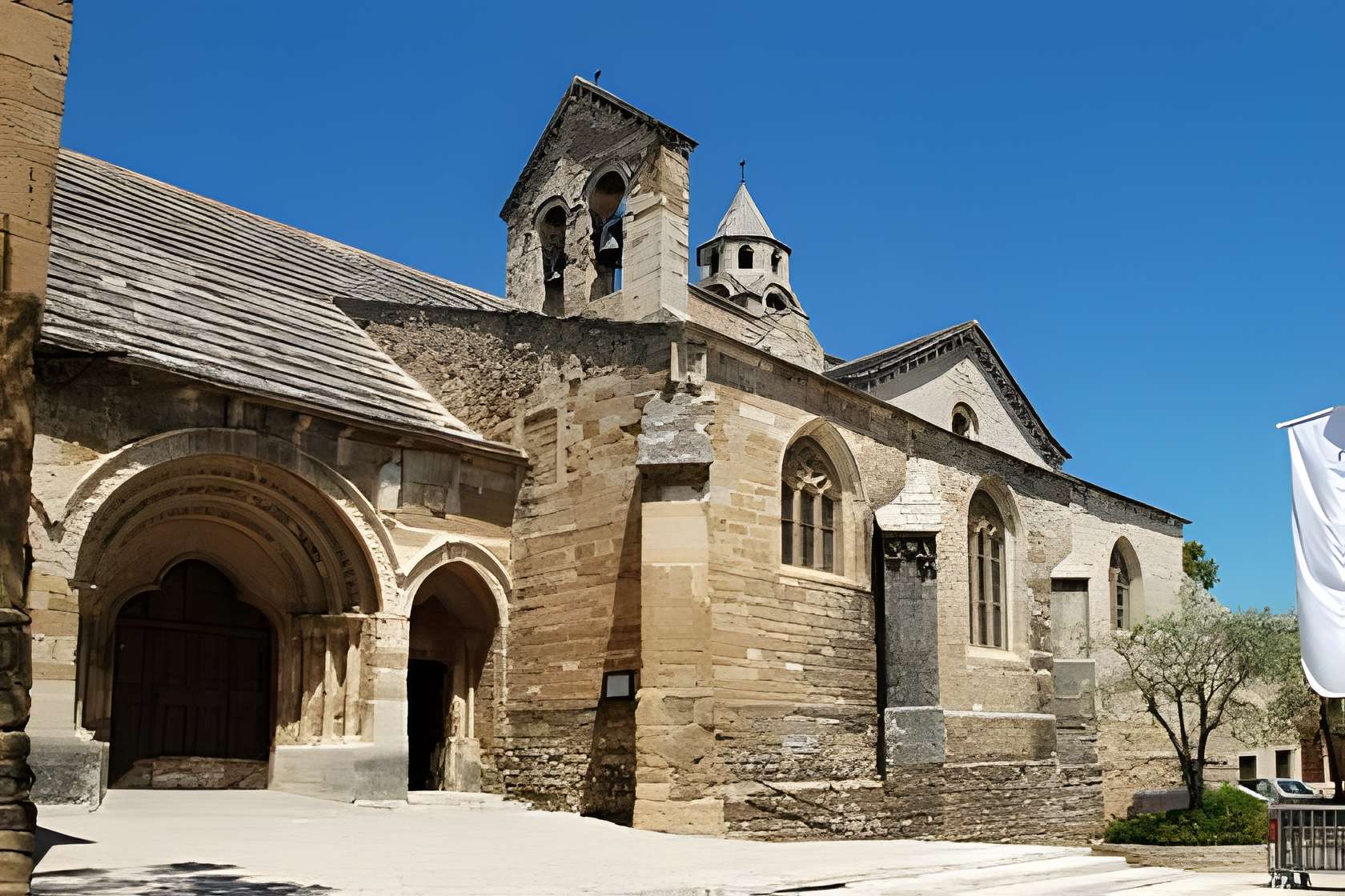 Église Notre-Dame-de-Nazareth de Valréas 