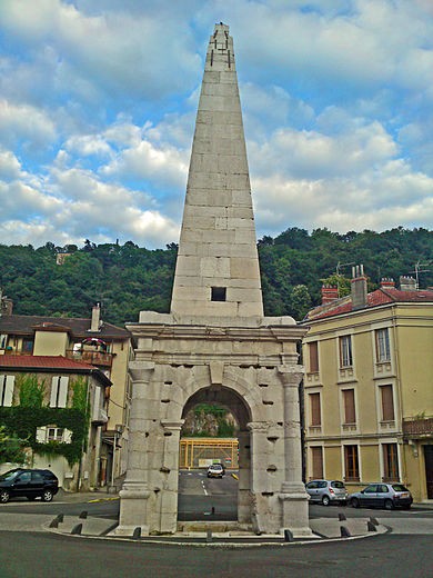 Photo de Cirque romain et La Pyramide de Vienne