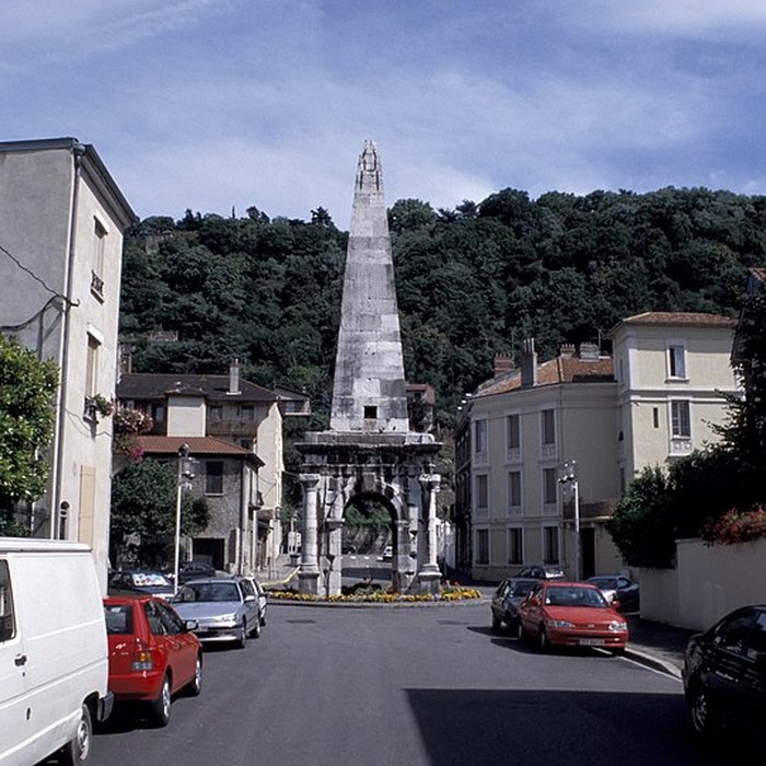 Photo de Cirque romain et La Pyramide de Vienne