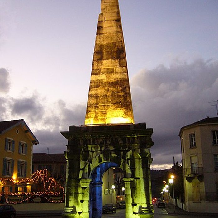 Photo de Cirque romain et La Pyramide de Vienne