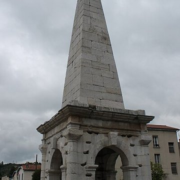 Cirque romain et La Pyramide de Vienne