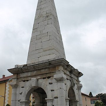 Cirque romain et La Pyramide de Vienne