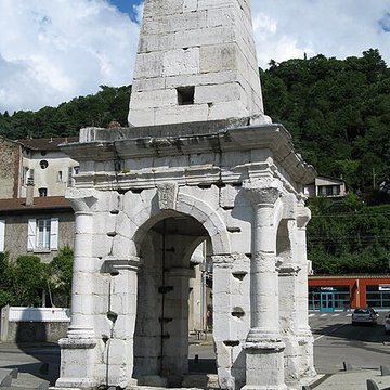 Cirque romain et La Pyramide de Vienne