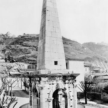 Cirque romain et La Pyramide de Vienne