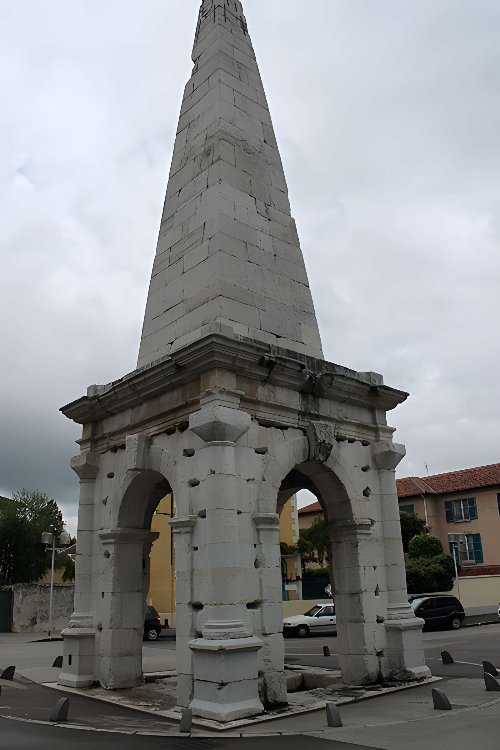 Cirque romain et La Pyramide de Vienne