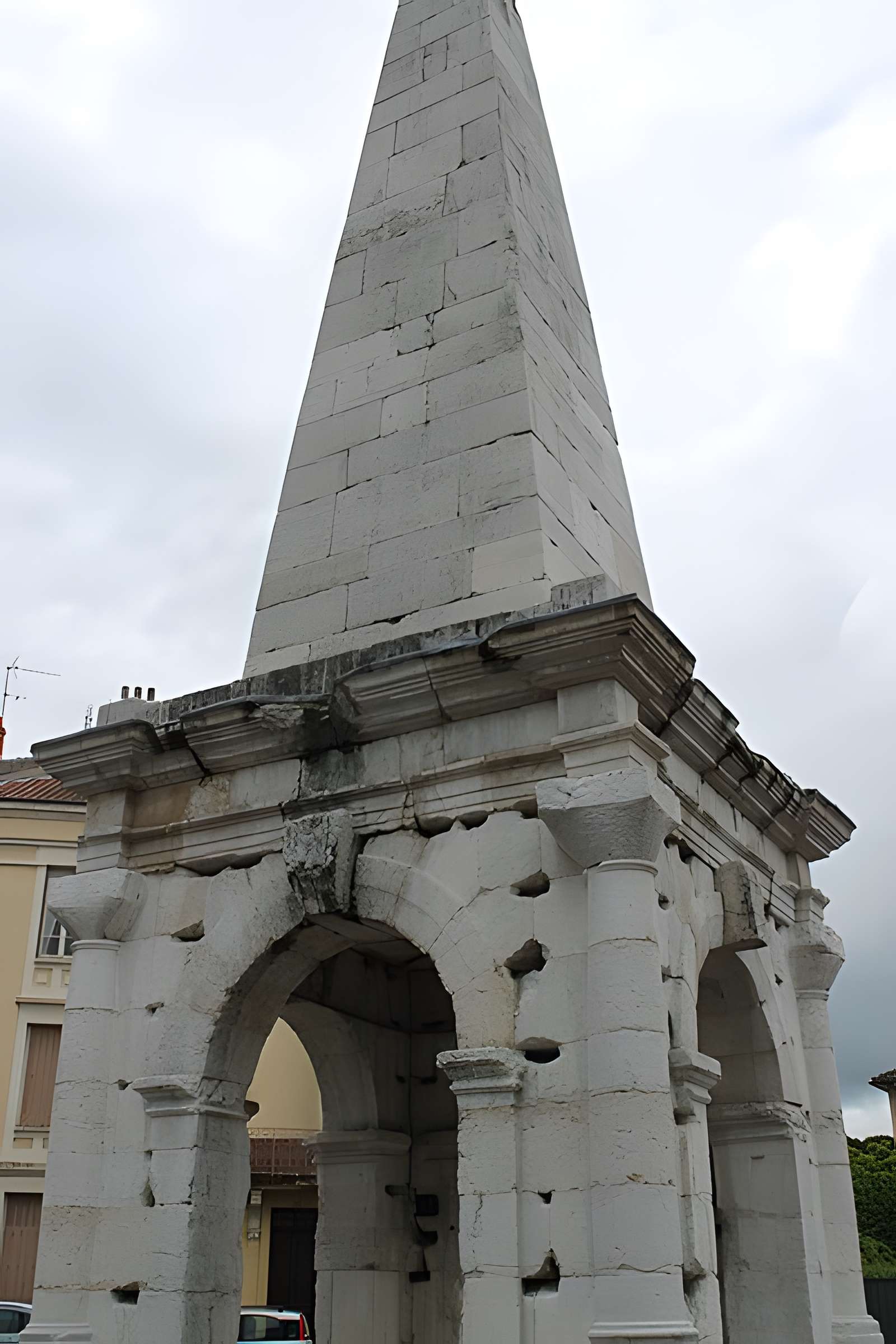 Cirque romain et La Pyramide de Vienne