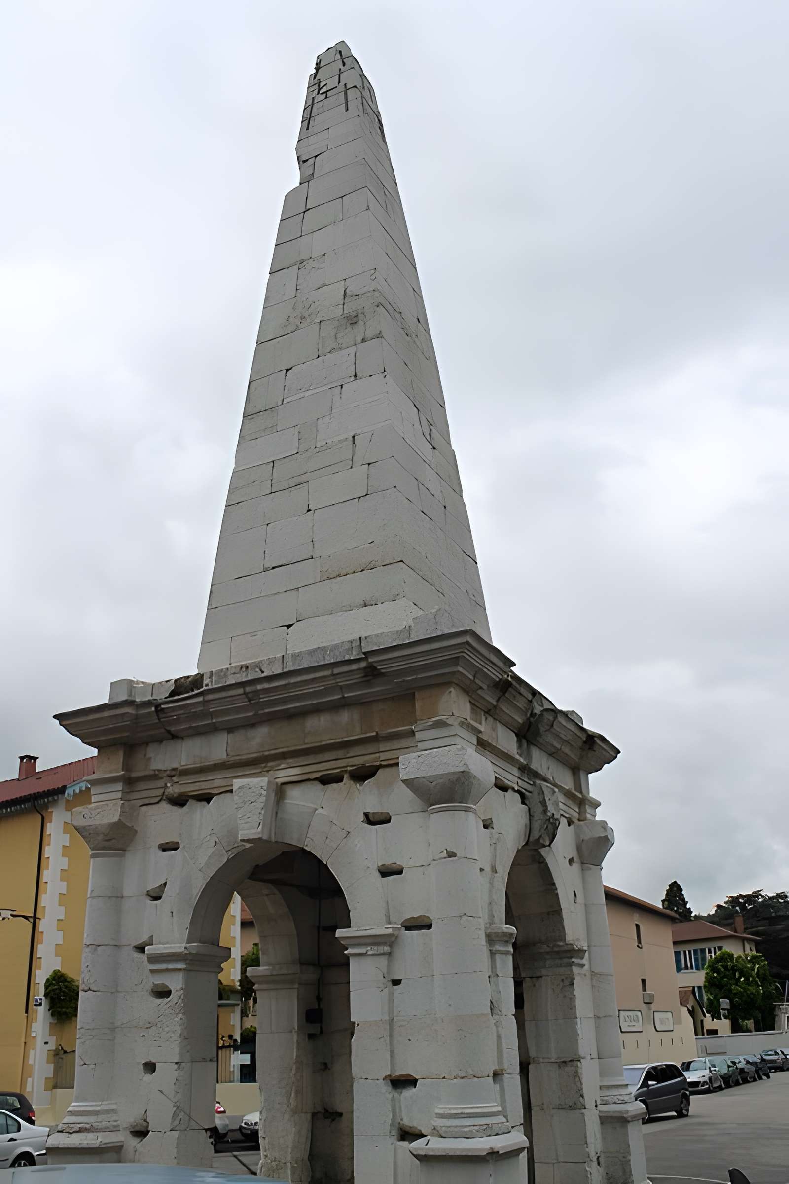 Cirque romain et La Pyramide de Vienne