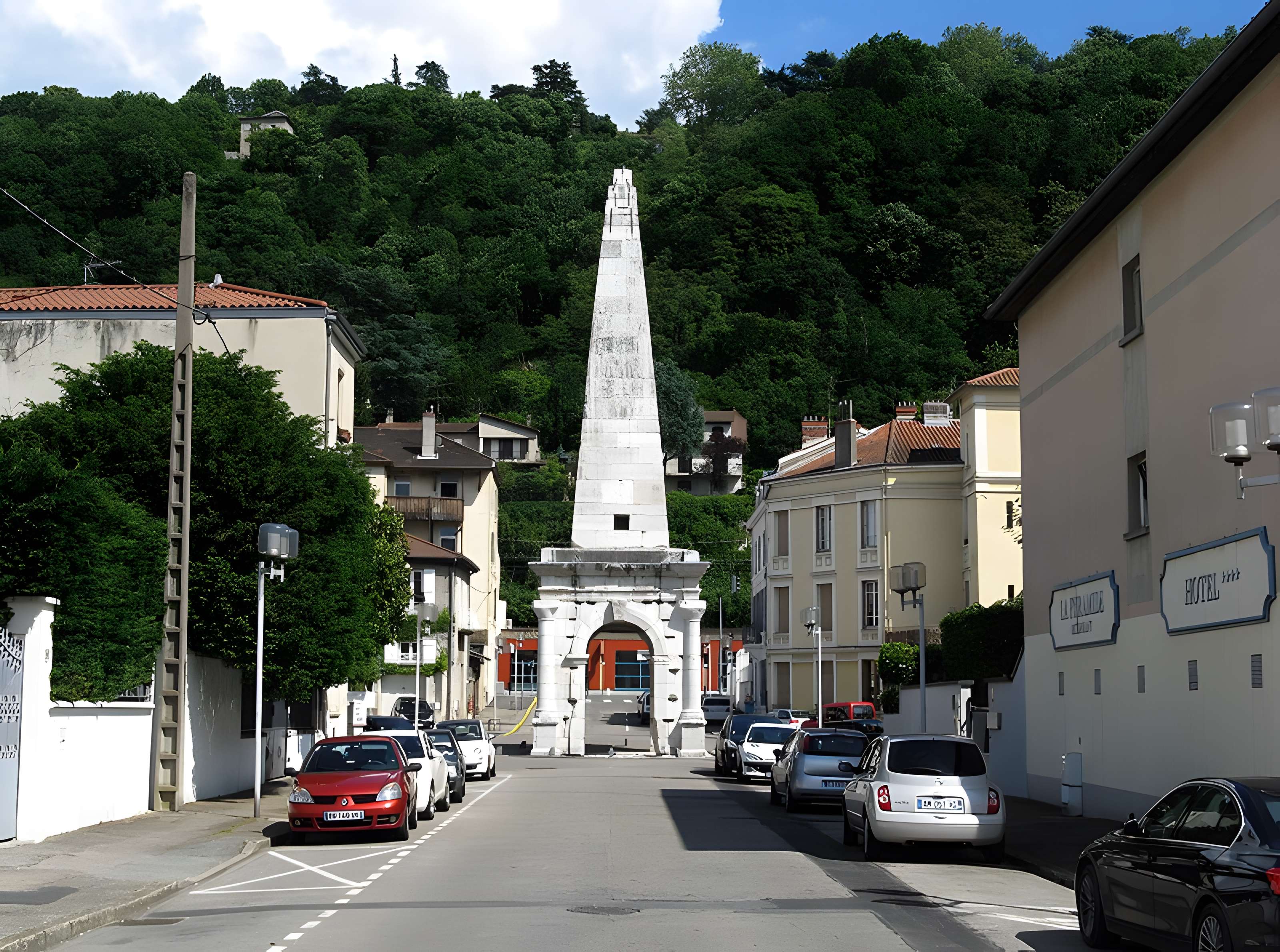 Cirque romain et La Pyramide de Vienne
