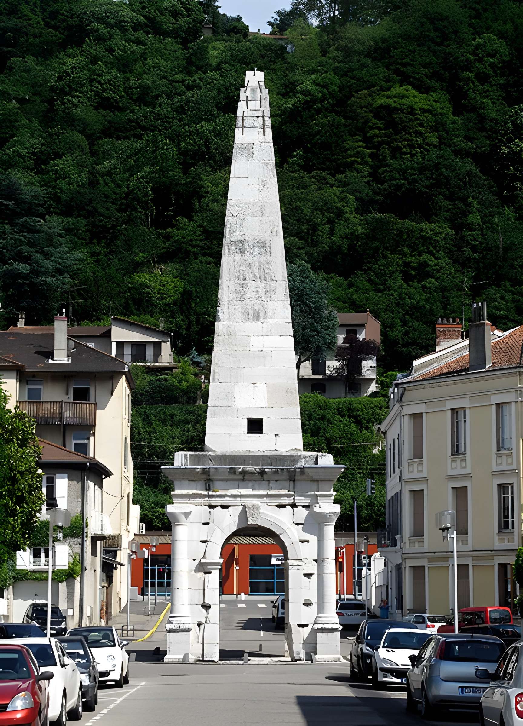 Cirque romain et La Pyramide de Vienne