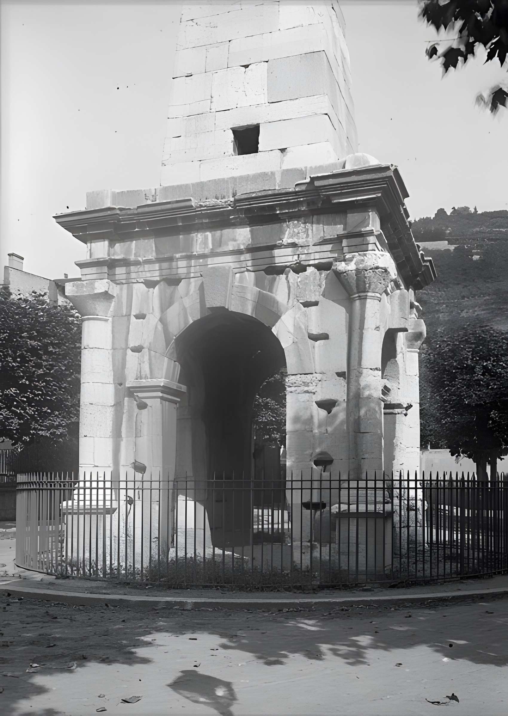 Cirque romain et La Pyramide de Vienne
