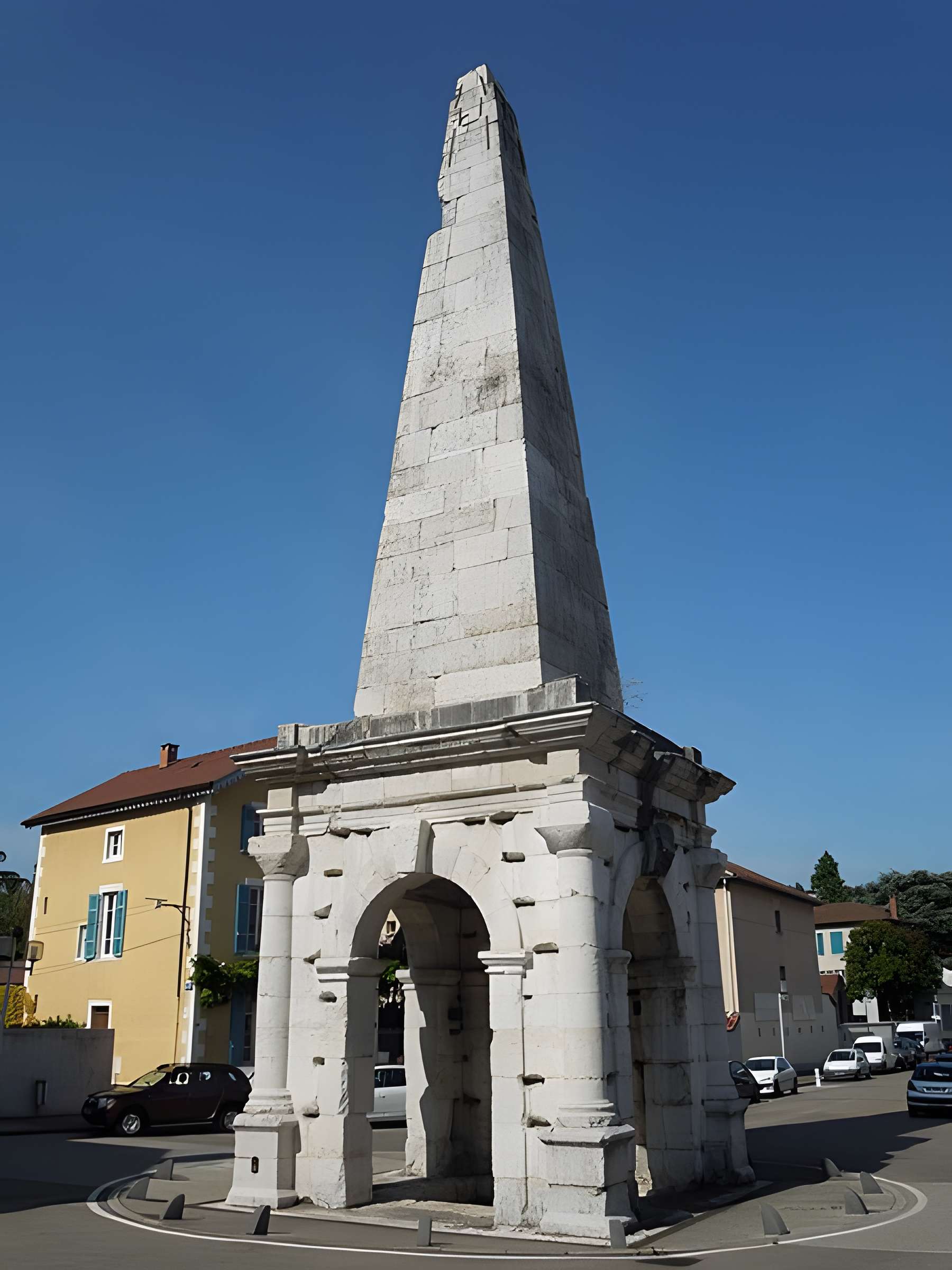 Cirque romain et La Pyramide de Vienne