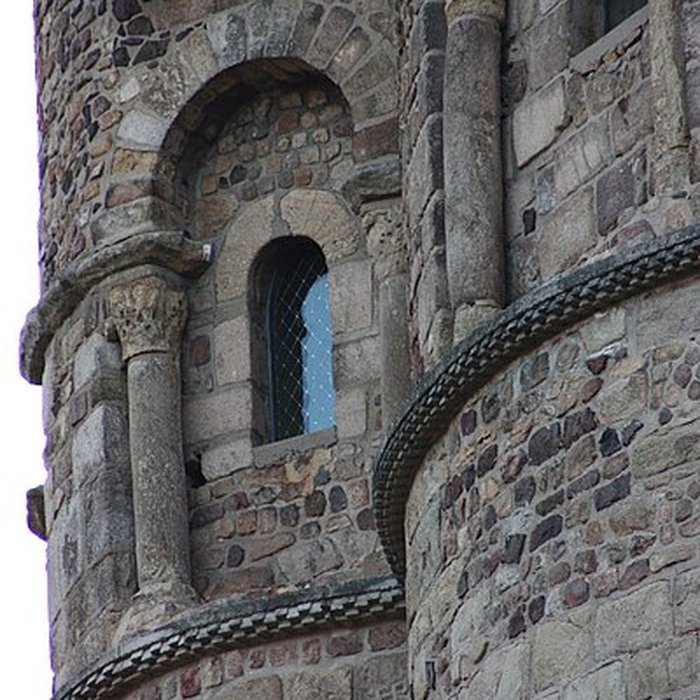 Photo de Église prieurale de Saint-Romain-le-Puy