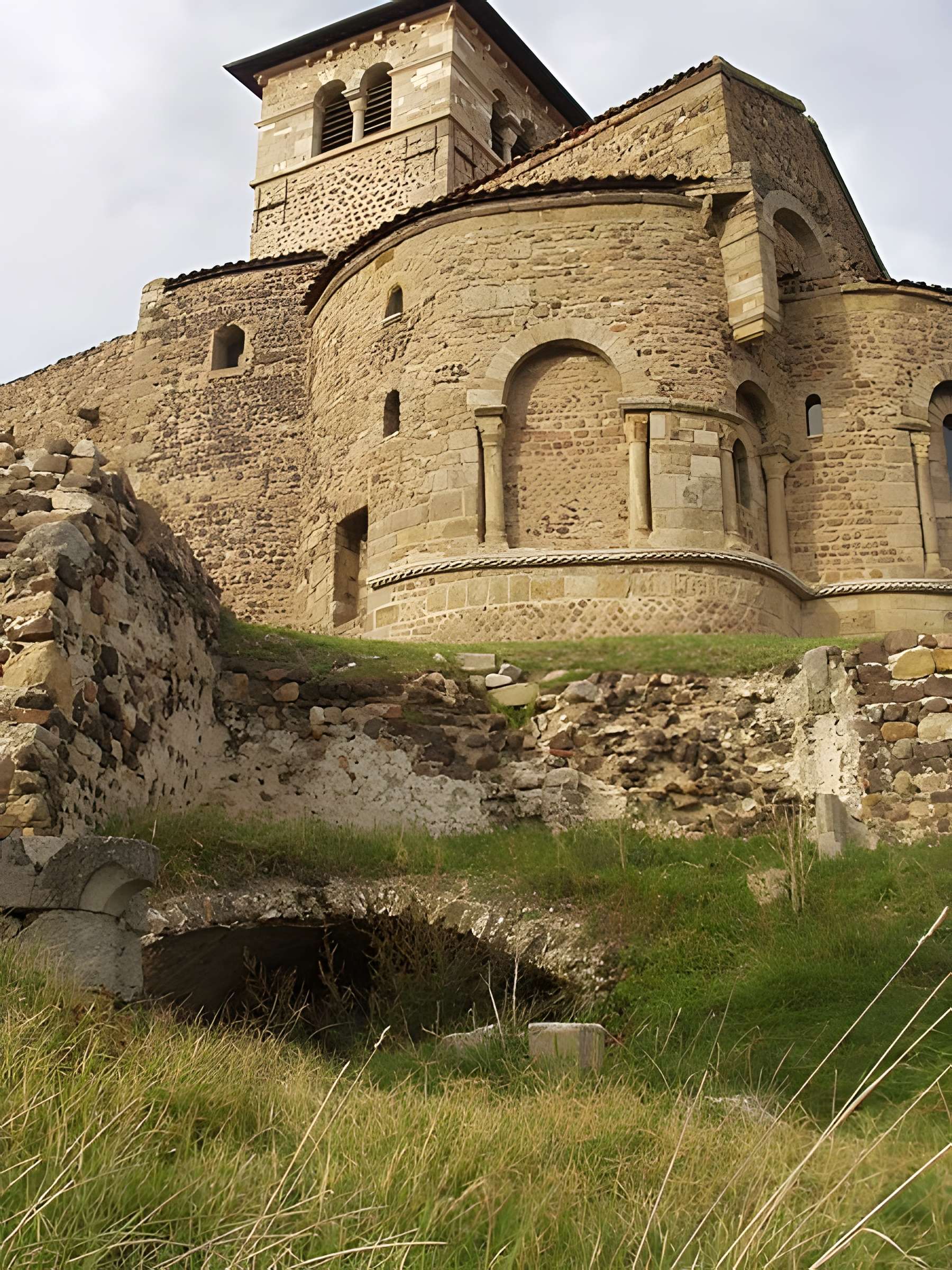 Église prieurale de Saint-Romain-le-Puy