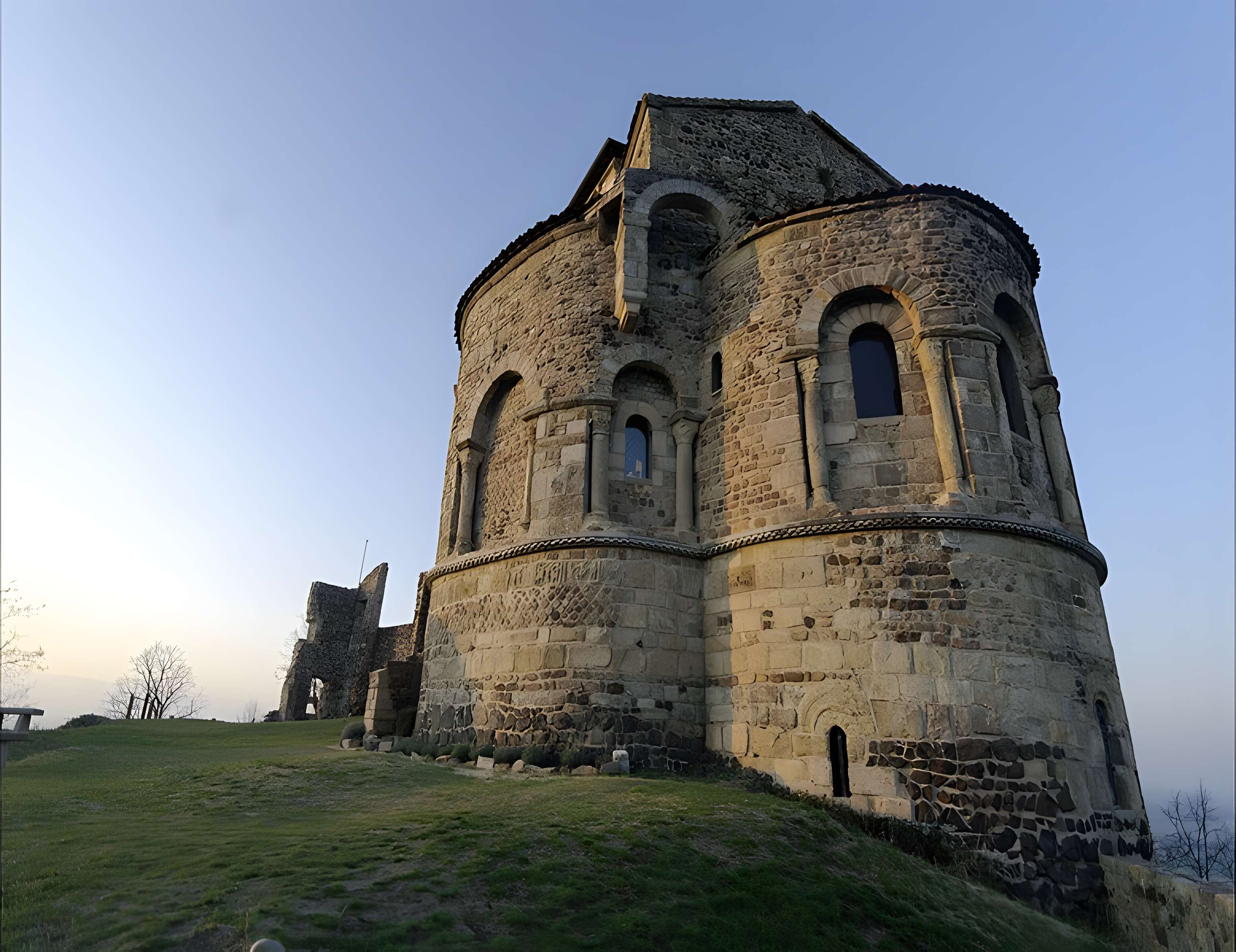 Église prieurale de Saint-Romain-le-Puy