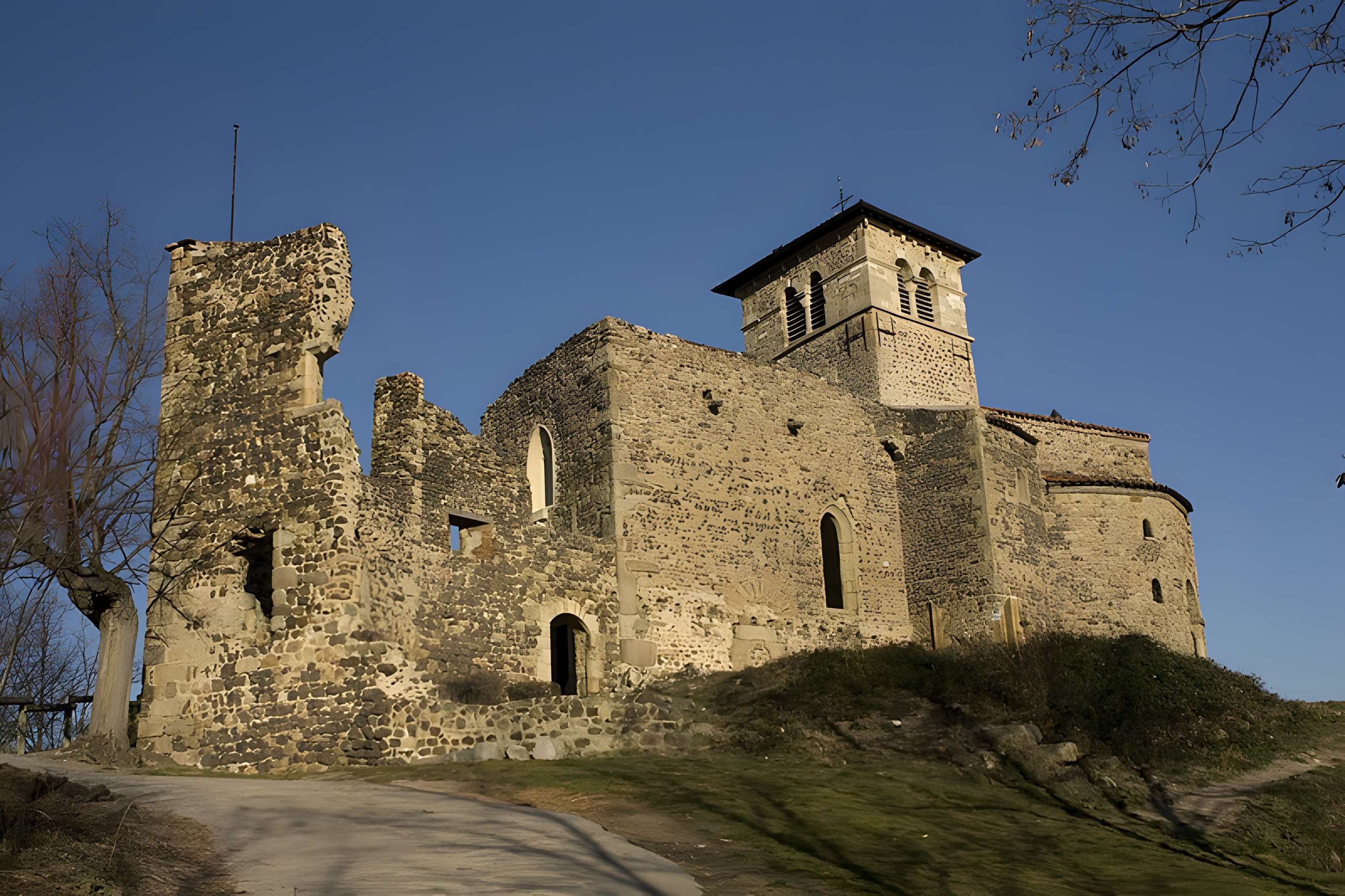 Église prieurale de Saint-Romain-le-Puy