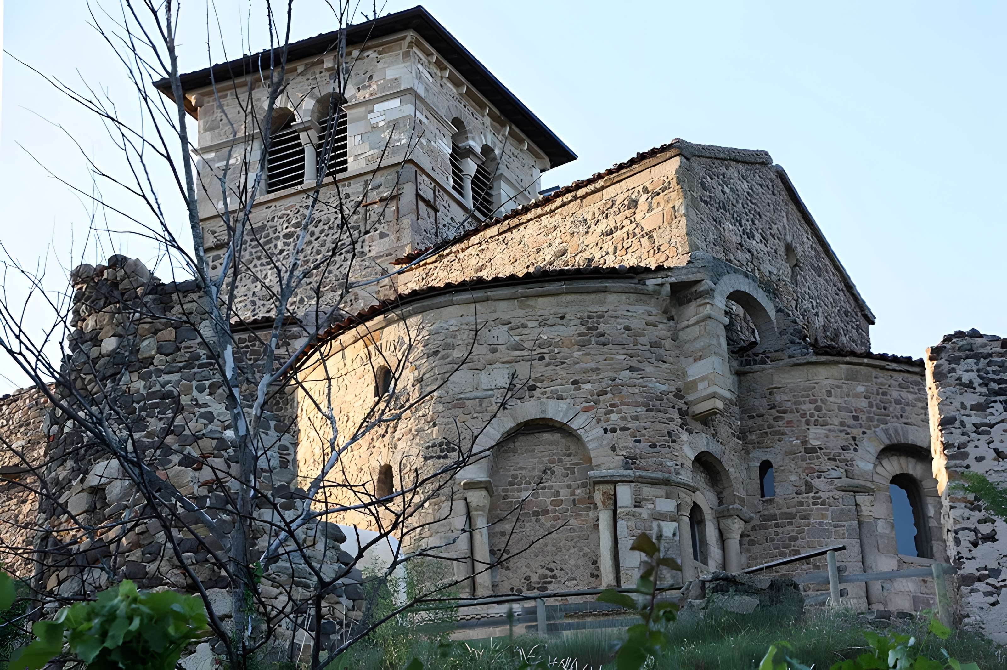 Église prieurale de Saint-Romain-le-Puy