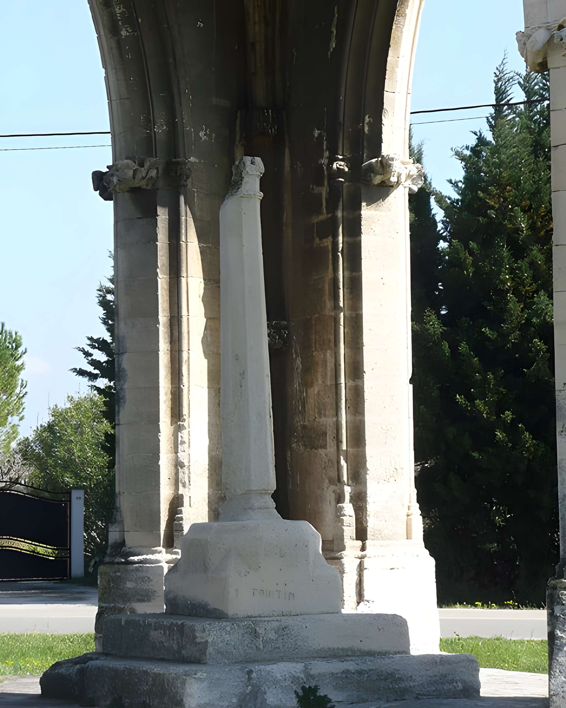 Croix couverte de Beaucaire