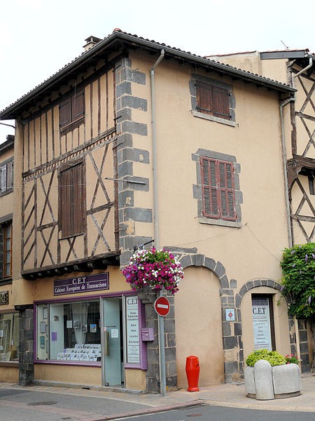 Photo de Deux maisons à pans de bois Place de la Liberté à Pont-du-Château
