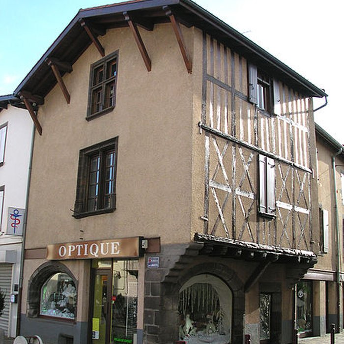 Photo de Deux maisons à pans de bois Place de la Liberté à Pont-du-Château