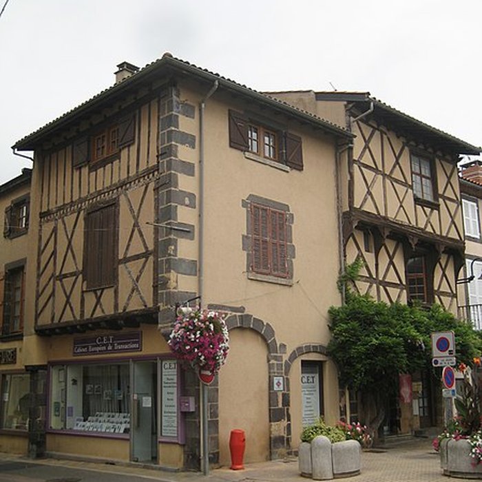 Photo de Deux maisons à pans de bois Place de la Liberté à Pont-du-Château