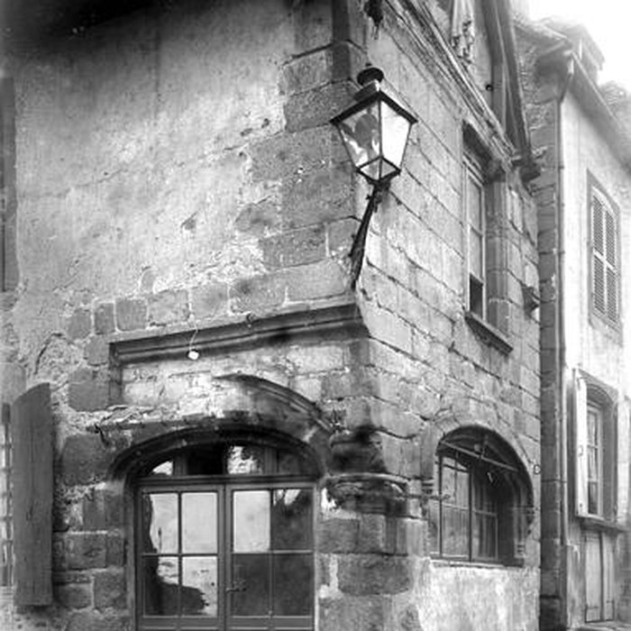 Photo de Deux maisons à pans de bois Place de la Liberté à Pont-du-Château