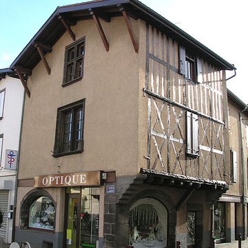 Deux maisons à pans de bois Place de la Liberté à Pont-du-Château