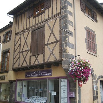 Deux maisons à pans de bois Place de la Liberté à Pont-du-Château