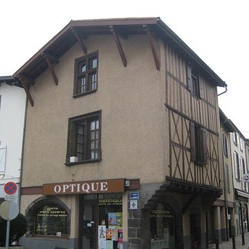 Deux maisons à pans de bois Place de la Liberté à Pont-du-Château