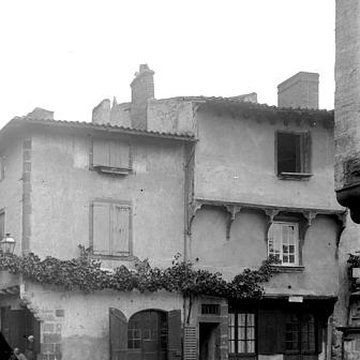 Deux maisons à pans de bois Place de la Liberté à Pont-du-Château