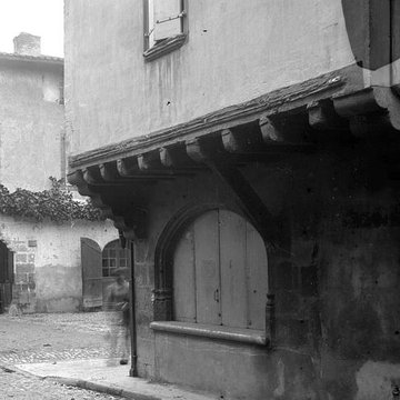 Deux maisons à pans de bois Place de la Liberté à Pont-du-Château