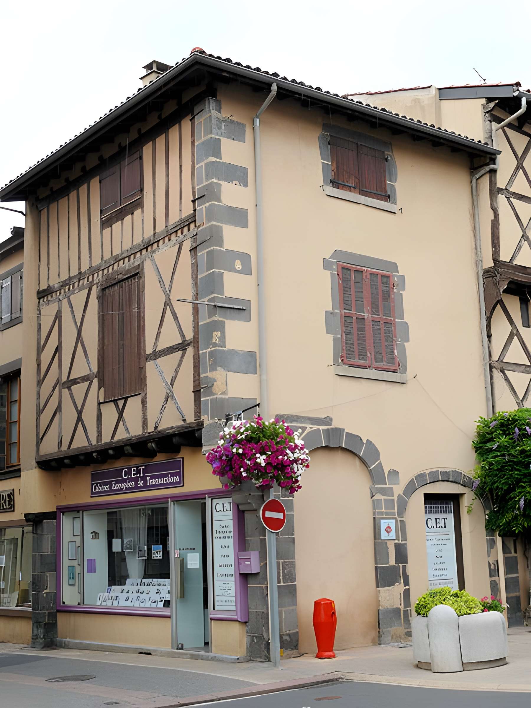Deux maisons à pans de bois Place de la Liberté à Pont-du-Château 