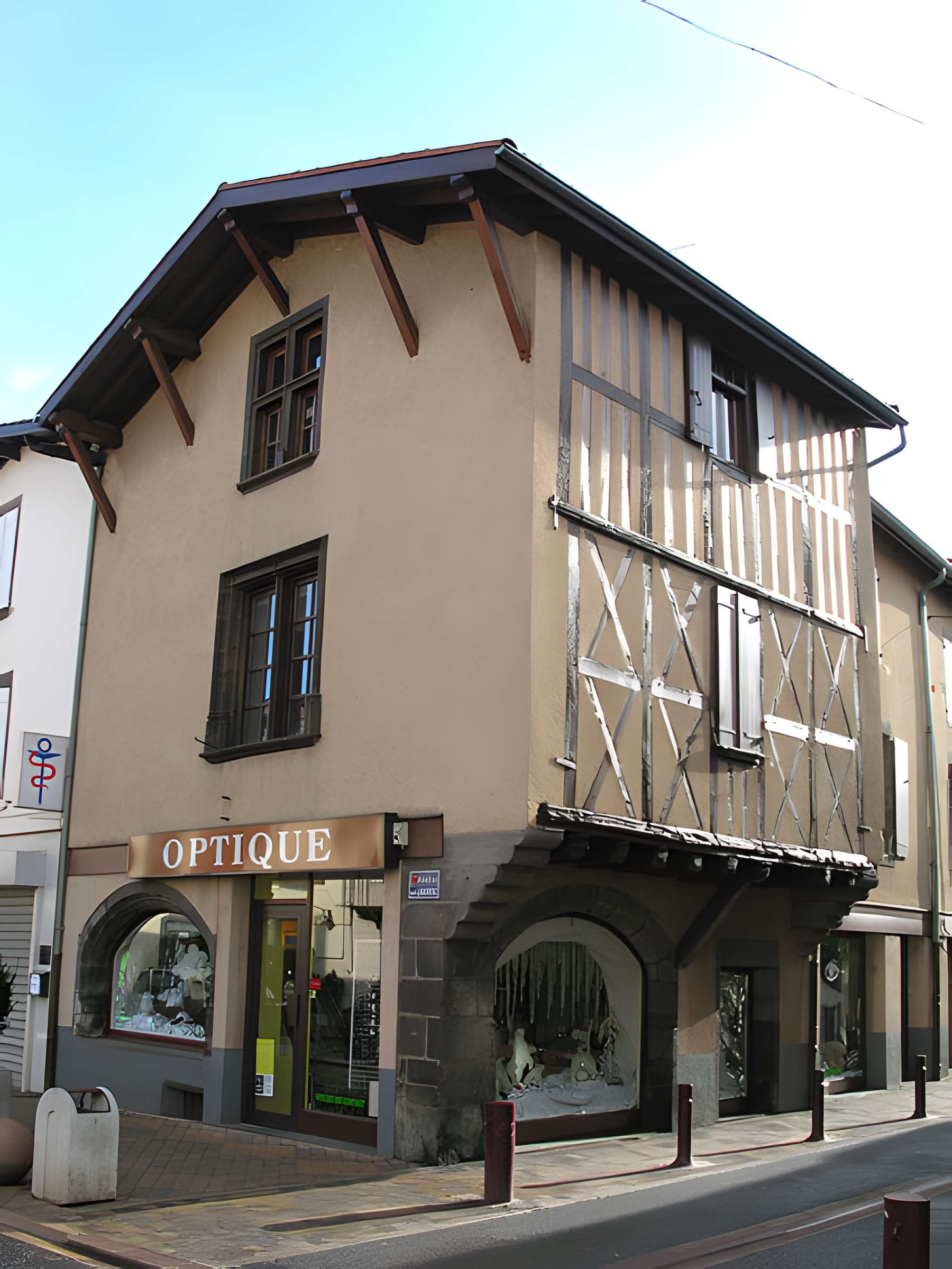 Deux maisons à pans de bois Place de la Liberté à Pont-du-Château
