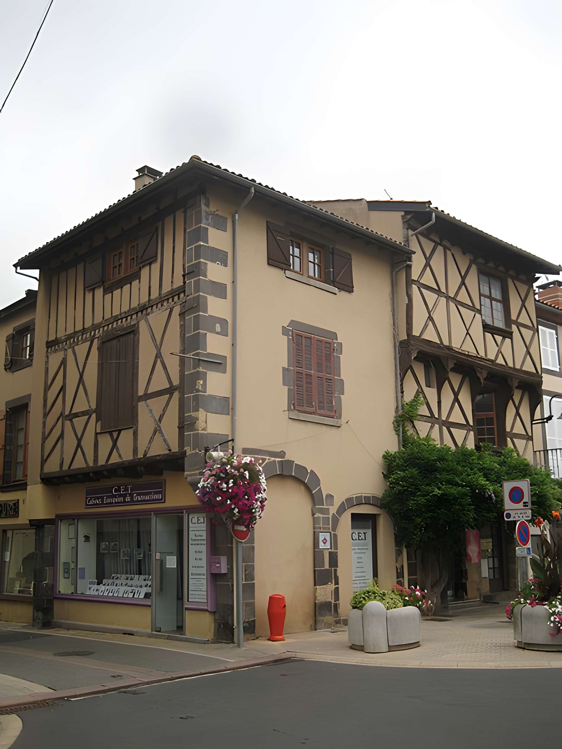Deux maisons à pans de bois Place de la Liberté à Pont-du-Château