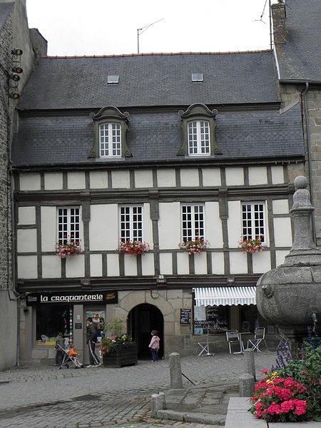 Photo de Deux maisons Place Yves-Le-Trocquer à Pontrieux