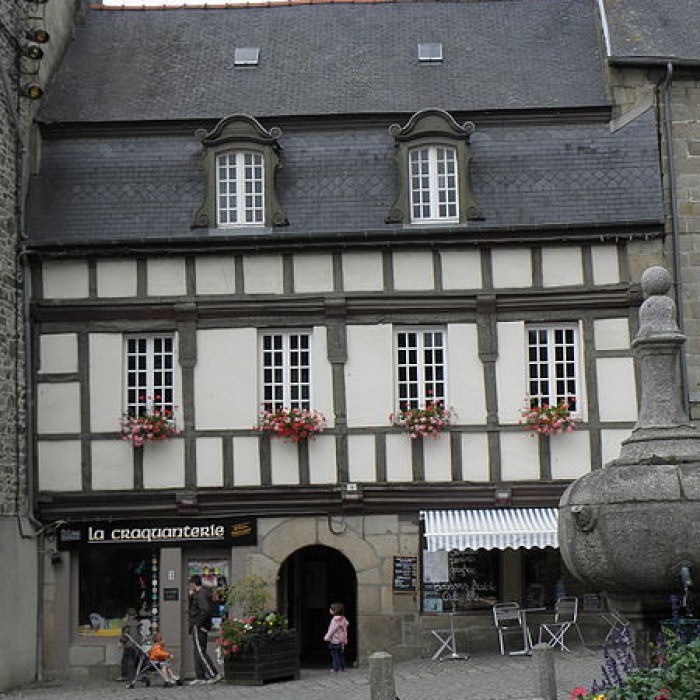 Photo de Maison à tour carrée, 7 Place Yves-Le-Trocquer à Pontrieux