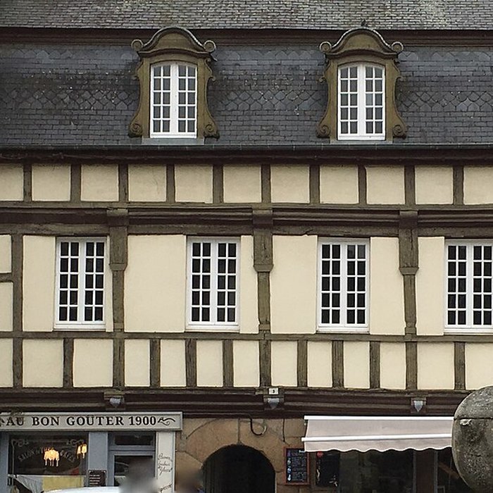 Photo de Maison à tour carrée, 7 Place Yves-Le-Trocquer à Pontrieux