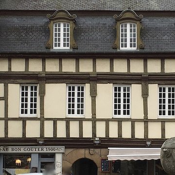 Deux maisons Place Yves-Le-Trocquer à Pontrieux