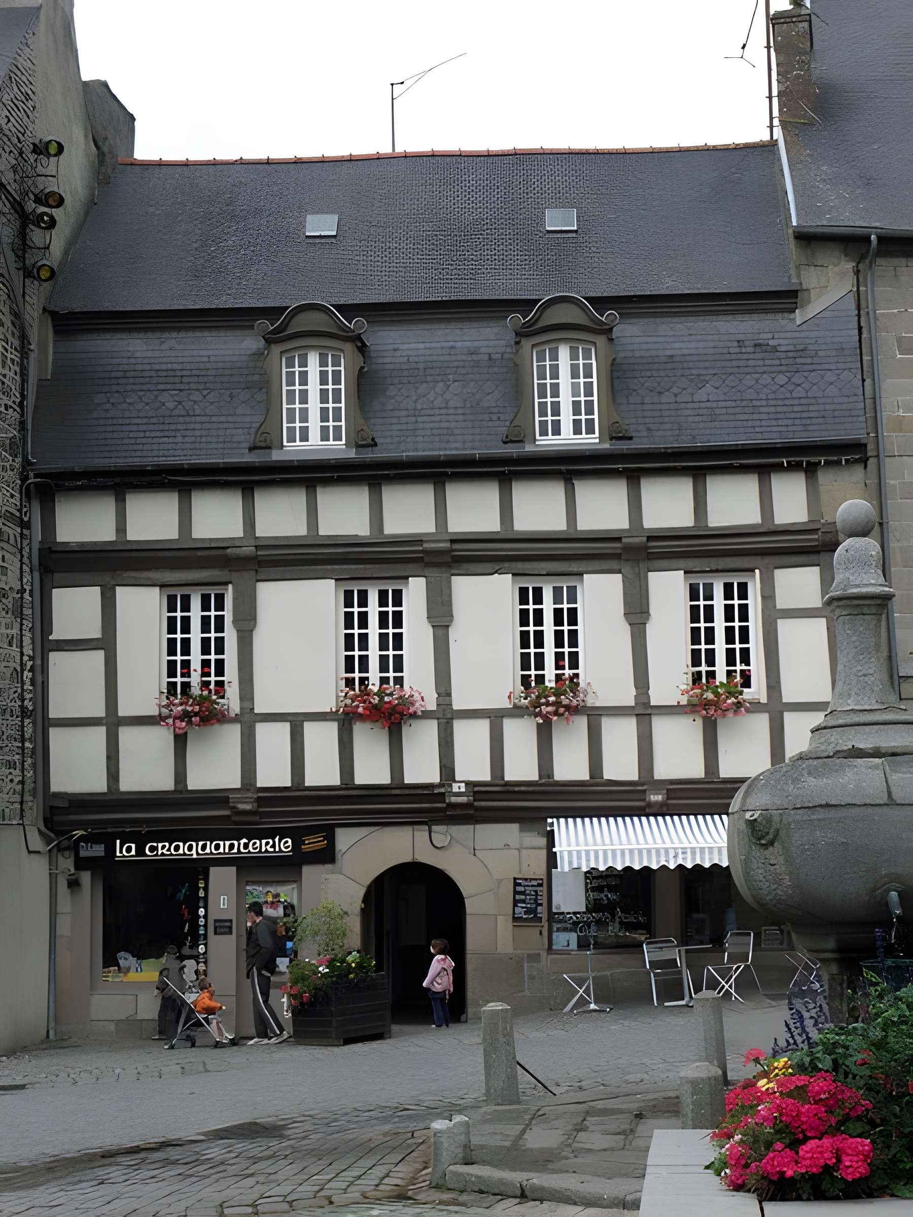 Deux maisons Place Yves-Le-Trocquer à Pontrieux 
