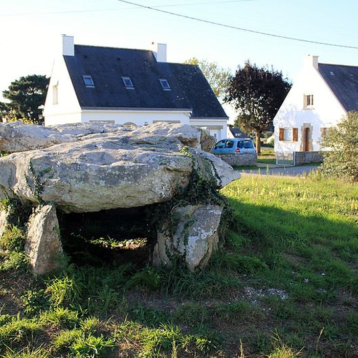 Photo de Dolmen à galerie avec la base de son tumulus de Belz
