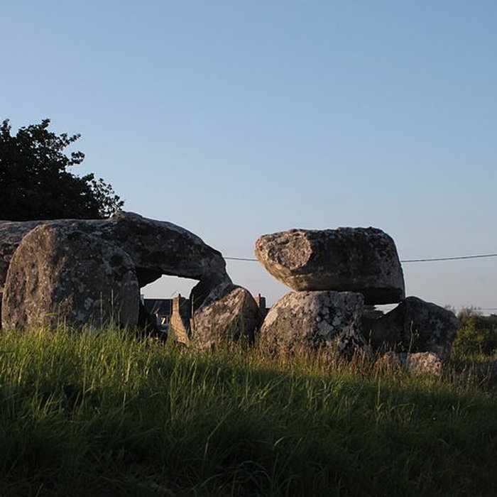 Photo de Dolmen à galerie avec la base de son tumulus de Belz