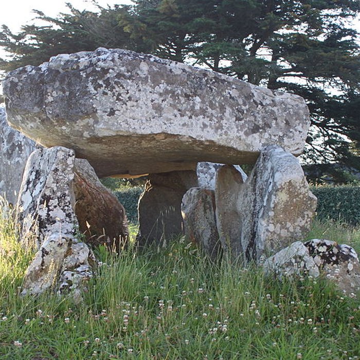 Photo de Dolmen à galerie avec la base de son tumulus de Belz
