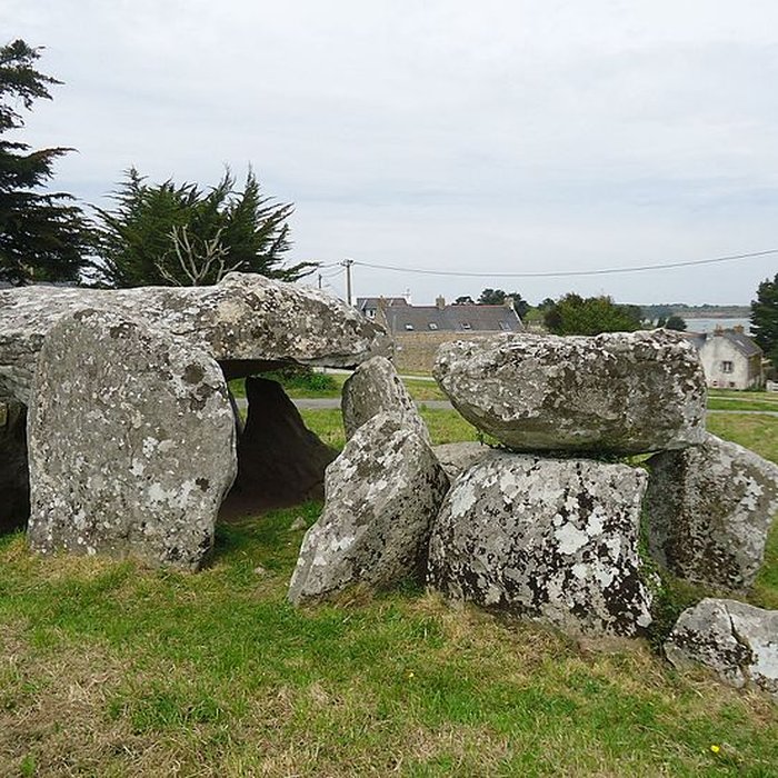 Photo de Dolmen à galerie avec la base de son tumulus de Belz