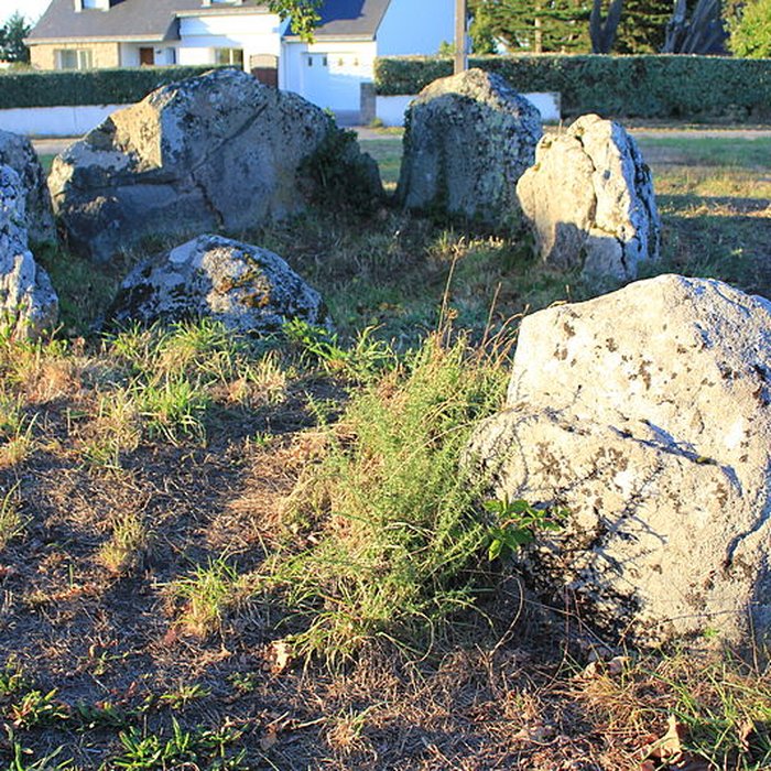 Photo de Dolmen à galerie avec la base de son tumulus de Belz
