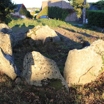 dolmen a galerie avec la base de son tumulus de belz