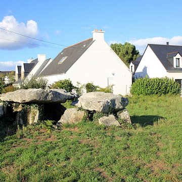 Dolmen à galerie avec la base de son tumulus de Belz