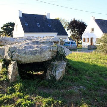 Dolmen à galerie avec la base de son tumulus de Belz