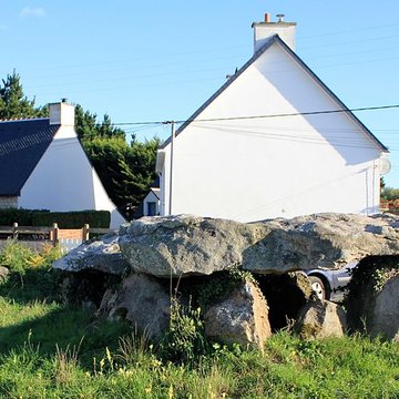 Dolmen à galerie avec la base de son tumulus de Belz